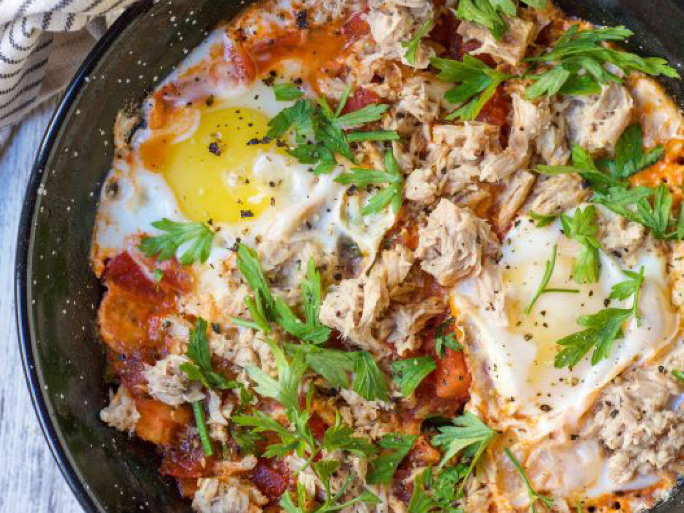 Eggs Fried on Tomatoes with Tuna 